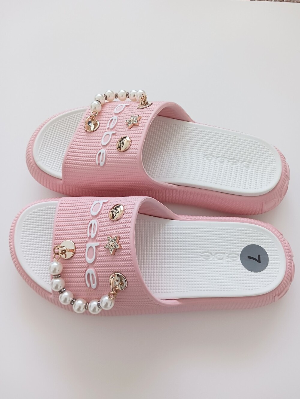 NWOT bebe Uniquely Designed Chain & Charms Women Pink Slides Size 7 - Picture 3 of 8